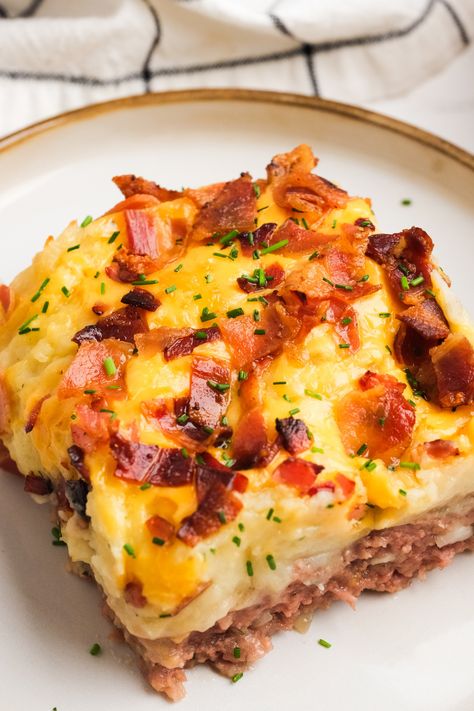 This easy meatloaf recipe is topped with mashed potatoes, cheese, and bacon, also known as a "Loaded Mashed Potato" Meatloaf casserole. Mashed Potatoes Meatloaf, Mashed Potato Meatloaf, Potato Meatloaf Casserole, Best Tuna Casserole, Easy Meatloaf Recipe, Leftover Baked Potatoes, Bacon Meatloaf, Meatloaf Casserole, Leftover Meatloaf