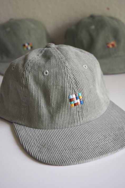 Hand-embroidered six panel snapback cap with a minimalist print. The colors were chosen to emphasize old-school style. Can be used off-season cap. Bone Bordado, Corduroy Cap, Simple Hand Embroidery Patterns, Embroidery Caps, Camp Style, Cap Patterns, Funny Hats, Hat Embroidery, Diy Hat