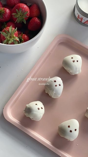 catie on Instagram: "Babe wake up it’s October! 👻🩷 #baking #chocolatecoveredstrawberries #ghost #strawberry #spookyszn #aesthetic #relaxing #homecafe #autumn #fall #halloweenrecipes" October Baking, Strawberry Ghosts, Ex Best Friend, Food Diy, Easy Baking Recipes Desserts, Desserts To Make, Chocolate Strawberries, Easy Baking Recipes, Halloween Recipes