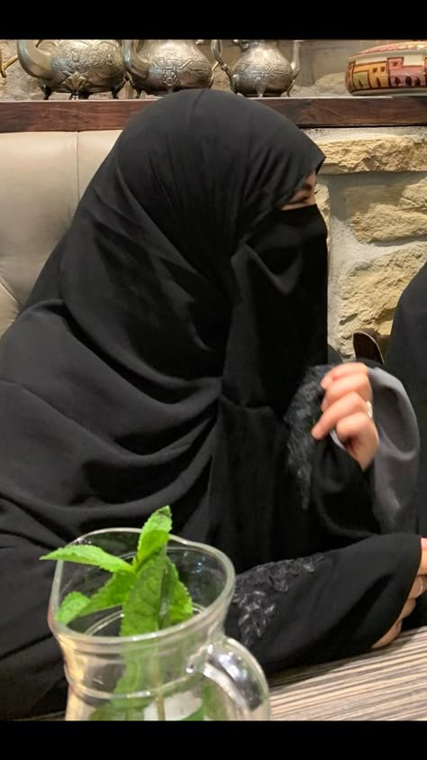 Half Niqab Aesthetic, Middle Eastern Aesthetic, Half Niqab, Hijabi Pics, Abaya Girl, Mode Niqab, Eastern Aesthetic, Niqab Aesthetic, Long Natural Curly Hair