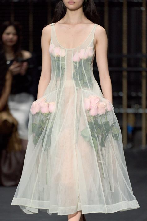 Edgy Bridal, King Costume, Womenswear Fashion, Spring Summer 2024, Spring 2024, Tulle Dress, Flower Dresses, Fashion Week Spring, Summer 2024