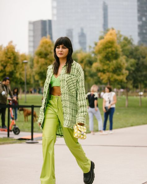 The Best Street Style From Milan Fashion Week Spring 2022 Spring Summer 2023 Fashion Trends Street Style, Seoul Fashion Week 2022, Milan Street Style 2022, Italy Street Style, Colorful Ootd, Banana Duck, Ali Akbar, Street Style 2022, Colourful Clothes