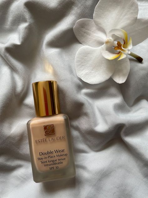 Estée Lauder Foundation Aesthetic, Trendy Makeup Products, Este Lauder Double Wear, Double Wear Estee Lauder, Summer Cosmetic, Estee Lauder Foundation, Estee Lauder Double Wear Foundation, Foundation Ideas, Sweetener Era