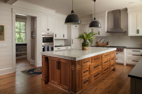 Pros and Cons: Painted vs. Stained Kitchen Cabinets Off White Kitchen Cabinets, Marble Floor Kitchen, Beach Style Kitchen, Stained Kitchen Cabinets, Off White Kitchens, Classic White Kitchen, Transitional Dining Room, Painted Cupboards, Staining Cabinets