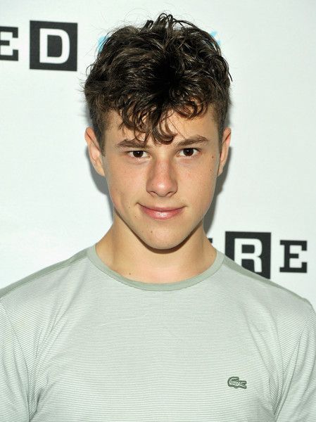 nolan gould as cosmo Bistro Huddy, Luke Dunphy, Fine Celebrities, Nolan Gould, Dr Marvel, Hair Inspiration Short, Real Family, Smash Cake, Robert Pattinson