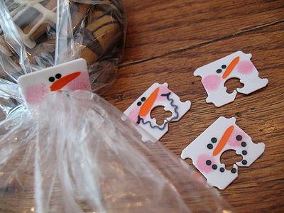 Bread Tag Snowmen for Your Treat Bags · Edible Crafts | CraftGossip.com Bread Tags, Navidad Diy, Snowman Crafts, Christmas Goodies, Wrapping Ideas, Noel Christmas, Winter Crafts, Christmas Countdown, Christmas Bags