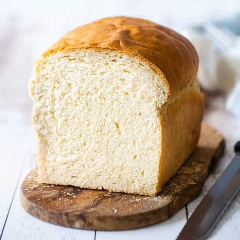 Homemade loaf of soft white bread on a wooden board. Apocalypse Recipes, Soft White Bread Recipe, Fluffy Bread Recipe, Soft White Bread, Breadsticks Easy, Amish White Bread, Perfect Sandwich, Fluffy Bread, Recipe Bread