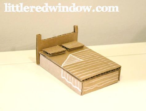 Cardboard Box Doll House, Box Doll House, Cardboard Box Houses, Cardboard Dollhouse, Diy Barbie House, Accessoires Barbie, Dollhouse Bed, Cardboard Box Crafts, Cardboard Toys