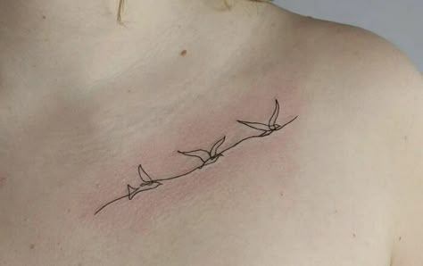 Single Line Birds Tattoo Sibling Bird Tattoos, Three Sibling Tattoos Simple, Three Birds Tattoo Simple, Fine Line Hawk Tattoo, Three Birds On A Branch Tattoo, Single Line Bird Tattoo, 3 Doves Tattoo, Bird On Shoulder Tattoo, Three Little Birds Tattoo Bob Marley