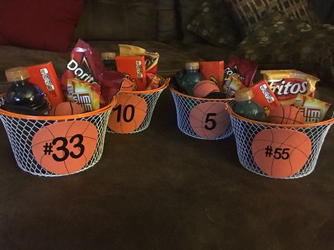 8th grade Basketball gift baskets Basketball Locker Decorations, Basketball Snacks, Basketball Crafts, Night Basketball, Basketball Senior Night, Diy Basketball, Basketball Team Gifts, Team Snacks, Basketball Theme Party