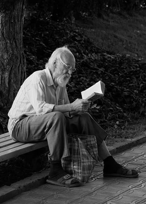 Men Reading, Desain Buklet, How To Read People, People Reading, Reading Art, Man Sitting, Teaching Literacy, Reading A Book, Old People