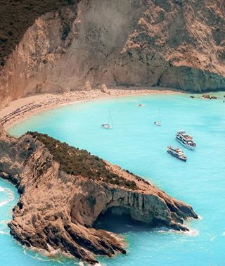 Cyclades, the beautiful islands of your ideal summer vacation in Greece Porto Katsiki, Lefkada Greece, Best Beaches To Visit, Santorini Blue, Greece Vacation, Greece Islands, Aviation Photography, World Photo, Romantic Travel