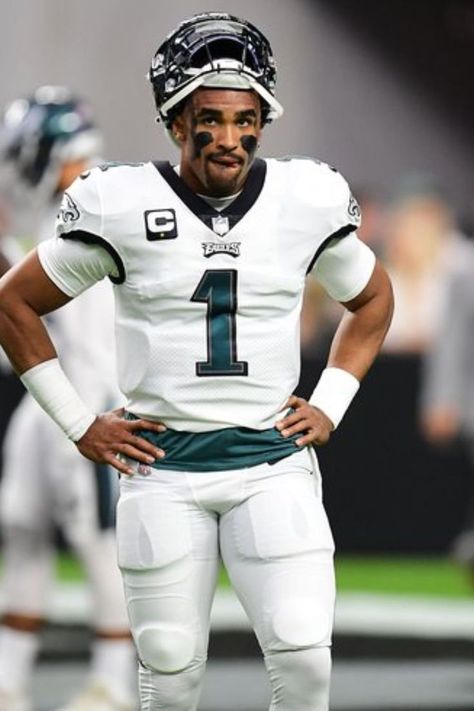 Jalen Hirts, Jaylen Hurts, Jalen Hurts Eagles, Football Beer, Nfl Football Pictures, Nfl Football Art, Philadelphia Eagles Fans, Philadelphia Eagles Football, Nfl Photos