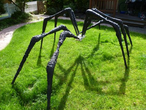 foam on spider legs Spider Ideas, Decorating Ideas For Halloween, Giant Spiders, Diy Spider, Huge Spiders, Haunted House Diy, Halloween Camping, Big Spiders, Halloween Spiders