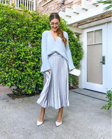 silver pleated midi skirt Silver Pleated Skirt Outfit, Metallic Skirt Outfit, Winter Maxi Skirt Outfit, Silver Midi Skirt, Pleated Skirt Outfit, Metallic Pleated Skirt, Winter Weekend, Outfits New Year, Silver Skirt