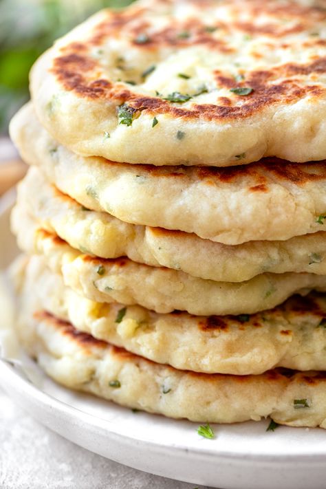 This flatbread recipe yields soft, thick flatbread that's easy to prepare, infused with olive oil and lots of garlic and herb flavor! | thecozyapron.com #flatbreadrecipe #flatbread #flatbreadrecipes #flatbreadrecipesdough #flatbreadrecipeshealthy #flatbreadrecipesnoyeast #flatbreadrecipeseasy Herb Flatbread, Garlic Naan Bread Recipe, Garlic Naan Bread, Pane Pita, Garlic Flatbread, Naan Bread Recipe, Homemade Naan, Homemade Naan Bread, Recipes With Naan Bread