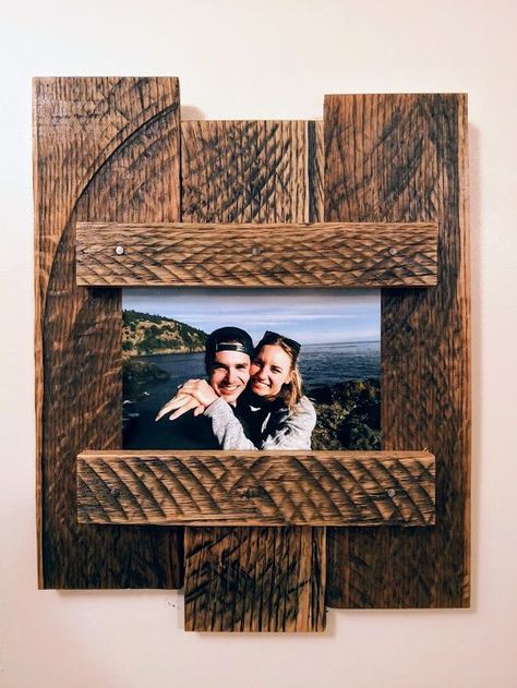 How To Build A DIY Pallet Wood Picture Frame Picture Frames Diy, Farmhouse Picture Frames, Small Pallet, Frames Diy, Diy Pallet Wall, Diy Wood Pallet Projects, Wood Crafting, Wood Projects For Beginners, Wood Pallet Wall