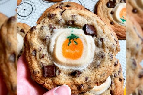 This Woman Baked a Chocolate Chip-Sugar Cookie Hybrid—and It’s Pure Genius Halloween Hangout, Halloween Chocolate Chip Cookies, Chewy Peanut Butter Cookie Recipe, Ultimate Chocolate Chip Cookies Recipe, Classic Chocolate Chip Cookies Recipe, Chocolate Fudge Cupcakes, Pillsbury Cookies, Pillsbury Sugar Cookies, Ultimate Chocolate Chip Cookie