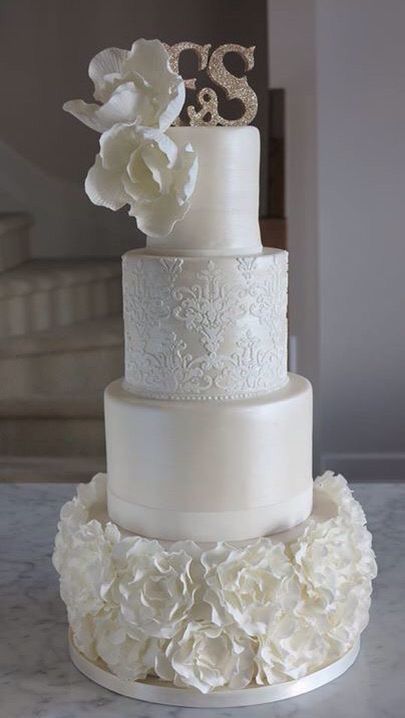 Wedding Cake Gold Leaf, Wedding Cake Cake, Ruffle Wedding Cake, Cake Structure, Wedding Cake Pearls, Wedding Cake Cookies, Holguin, Cool Wedding, Dream Wedding Cake