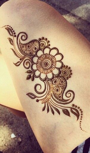 Thigh Henna, Henna Hand Designs, Leg Henna Designs, Small Henna Designs, Henna Flower Designs, Cute Henna Tattoos, Small Henna, Leg Henna, Henna Inspired Tattoos