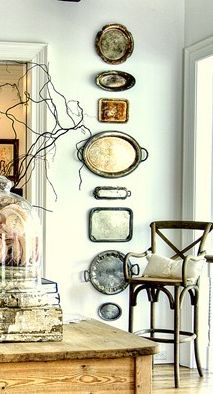 I love the idea of using trays to decorate the wall. Plates On The Wall, Thrift Shop Finds, Silver Platters, Trendy Home Decor, Southern Home, Trendy Home, Kitchen Wall, 인테리어 디자인, Plates On Wall