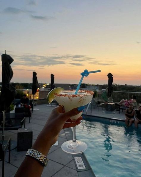 The Robey Chicago on Instagram: "Don’t walk… RUN to catch these end of summer deals at Wicker Park's favorite rooftop pool Cabana Club, on the 6th floor of The Robey: ✔️ $13 frozen margs and piñas ✔️ $5 beers ✔️ $24 beer buckets ✔️ $55 frozen carafes **recently featured in Conde Nast, Elle Magazine, Midwest Living, Modern Luxury Chicago** 📸: @ladydianamay ⁠ ⁠ ⁠ --⁠ #stayrobey #therobey #chicagorooftops #chicagococktails #chicagorestaurants #wickerpark #wickerparkchicago #bucktown #chicago Barbie Cafe Chicago, The Robey Chicago, Rooftop Drinking Aesthetic, Sky Deck Chicago, Bucktown Chicago, Beer Buckets, Chicago Rooftop Bar, Rooftop Pool New York, Wicker Park Chicago