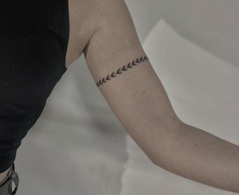 Tattoos Pulseras, Arm Cuff Tattoo, Ankle Band Tattoo, Cute Thigh Tattoos, Cuff Tattoo, Wrist Tattoo Ideas, Simple Tattoos For Women, Small Girly Tattoos, Armband Tattoos