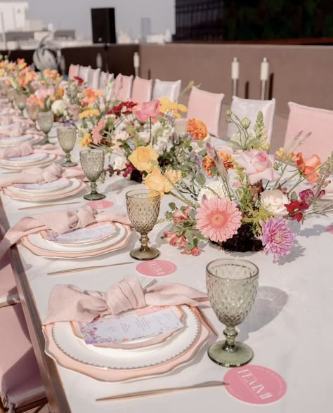 Spring Brunch Table Setting Ideas, Floral Brunch Ideas, Garden Table Set Up, Pastel Floral Table Decor, Decorated Tables Ideas, Spring Brunch Decorations Table Settings, 18th Garden Party Ideas, Blooming Party Theme, Pastel Floral Bridal Shower Ideas