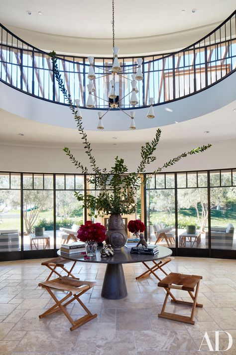 Inside Khloé and Kourtney Kardashian’s Houses in California | Architectural Digest Kardashian Homes, Kourtney Kardashian House, Sabal Palm, Khloe Kardashian House, Calabasas Homes, Kardashian Home, Retro Chandelier, Interior Design Per La Casa, Entry Tables