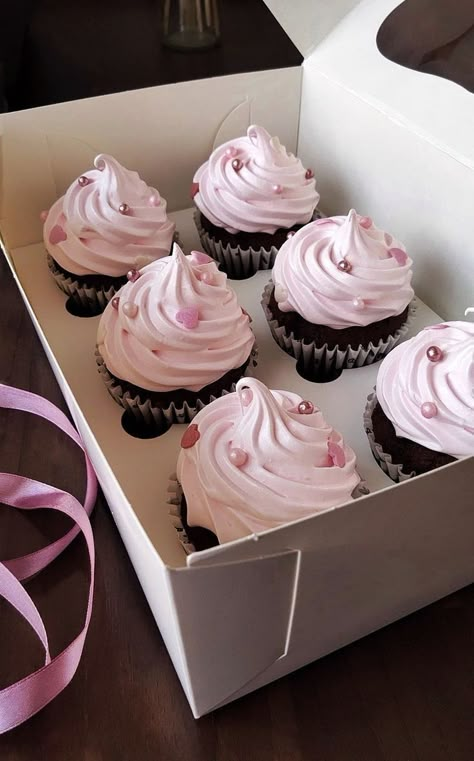 Cupcake Valentine Box Ideas, Valentines Pastry Box Ideas, 17th Birthday Ideas Gifts, Pink Cupcakes Aesthetic, Valentines Day Cake Aesthetic, 18th Birthday Cupcakes, Girly Cupcakes, Cupcake Aesthetic, Cupcakes Aesthetic