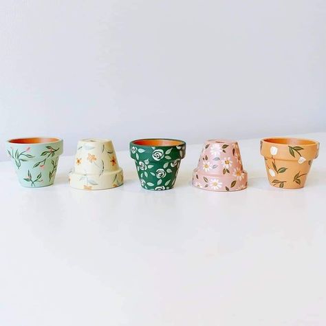 Mini Plant Pot Painting, Mini Terracotta Pots Crafts, Mini Pot Painting Ideas, Mini Terracotta Pots, Teracotta Pots, Pots Crafts, Tiny Pots, Painted Plant Pot, Pot Decor