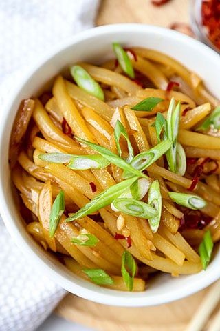 Chinese Shredded Potatoes with Vinegar and Chili Vegan Asian Recipes, Shredded Potatoes, Authentic Chinese Recipes, Mapo Tofu, Dream Food, Vegan Asian, Easy Asian Recipes, Chinese Recipes, Chinese Dishes