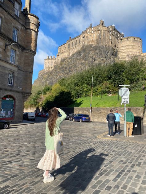 Scotland People Aesthetic, Edinburgh Scotland Photo Ideas, Scotland Vacation Outfits, Edinburgh Scotland Outfits Summer, Scotland Summer Aesthetic, Scotland Photo Ideas, Uk Aesthetic Outfits, Scotland Instagram Pictures, Summer In Scotland Outfits