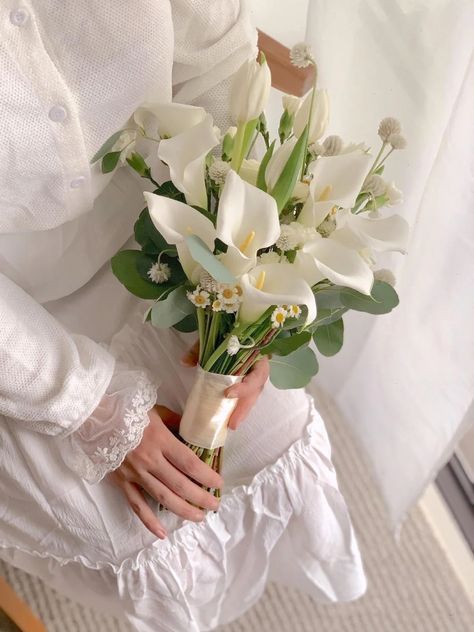 Lily Hand Bouquet, Outdoor Night Wedding, Lily Of The Valley Bouquet, Floral Packaging, Brides Flowers Bouquet, Calla Lily Bouquet Wedding, Simple Wedding Bouquets, Calla Lily Bouquet, Wedding Bouquets Bride