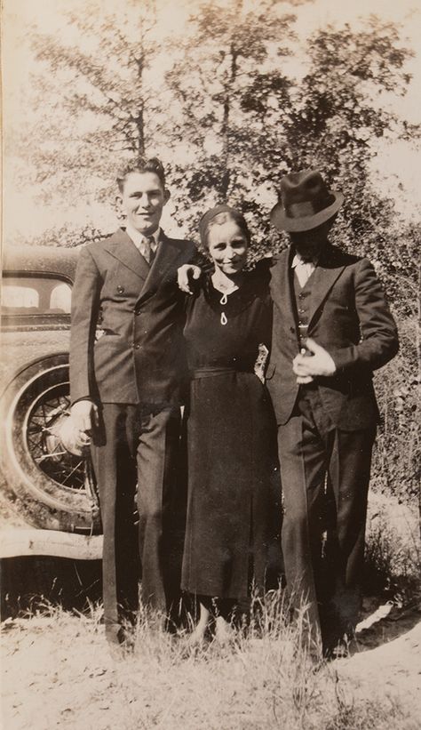 Rare photos of Bonnie Parker and Clyde Barrow and friends. Bonnie And Clyde Photos, Pitbull Dog Puppy, Bonnie Parker, Bonnie And Clyde, Vintage Couples, Bonnie Clyde, Bonnie N Clyde, Friend Poses, Photo Postcards