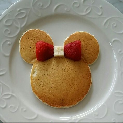 Minnie mouse pancakes with a strawberry and banana Minnie Mouse Pancakes, Decorações Com Comidas, Food Art For Kids, Easy Food Art, Fun Kids Food, Food Crafts, Breakfast For Kids, Toddler Meals, Kids Snacks