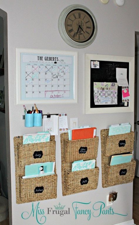 15 Command Center Ideas To Organize Your Family - Organization Obsessed Aesthetic Cork Board Ideas, Aesthetic Cork Board, Diy Command Center, Office Wall Organization, Command Center Kitchen, Command Centers, Family Command Center, Kids Room Organization, Information Center