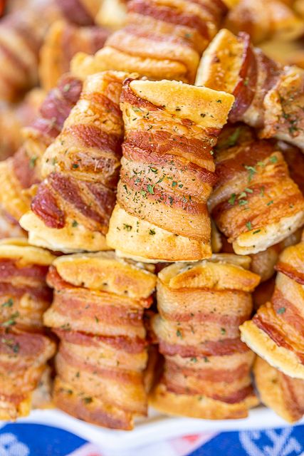 Bacon Wrapped Cream Cheese Crackers - so addictive! These things fly off the plate at parties! Super easy to make with only 3 ingredients! Club crackers, onion and chive cream cheese, and bacon. Can make 10 or 100. Can assemble ahead of time and bake when ready. #superbowl #gameday #bacon #appetizer #bacon #crackers #snacks Onion And Chive Cream Cheese, Cream Cheese Crackers, Bacon Wrapped Cream Cheese, Bacon Crackers, Bacon Appetizer, Chive Cream Cheese, Bacon Cracker, Crackers Appetizers, Bacon Snacks