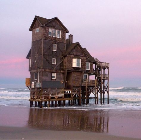 the serendipity house - rodanthe, north carolina Seaside Photos, House On Stilt, Erin Smith, House On Stilts, Famous Houses, Shore House, Unusual Homes, Waterfront Property, Movie Nights