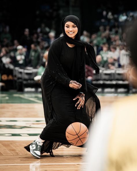 Somali Beauty, Somali Women, Modest Fashion Muslim, Basketball Stuff, For The Culture, Hijabi Outfit, Image Swag, Arabian Beauty, Arabian Beauty Women