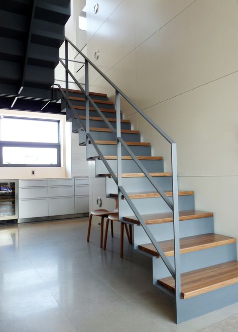 Reling Design, Metal Staircase, Cantilever Stairs, Modern Stair Railing, Timber Stair, Stair Railing Design, Steel Stairs, Metal Stairs, Concrete Stairs