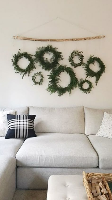 Simple Christmas Decorations, Julkransar Diy, Homemade Wreaths, Bohemian Christmas, Natural Christmas Decor, Simple Christmas Decor, Natural Christmas, Minimalist Christmas, Boho Christmas