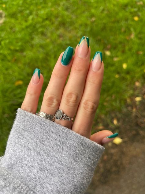 Nail Ideas To Go With A Green Dress, Forest Green With Gold Nails, Green And Gold Natural Nails, Emerald Green Nail Ideas Coffin, Simple Prom Nails Emerald Green, Emerald Green Nail Ideas Prom, Dark Green Nails Ballerina, Homecoming Nail Ideas For Green Dress, Emerald Green And Gold Nails Acrylic Simple