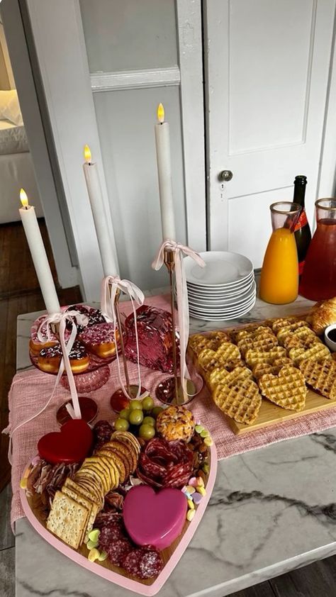 Brunch Setup, Girly Brunch, Pink Brunch, Favorite Things Party, 20th Birthday Party, Friendsgiving Dinner, Girly Party, Girly Pop, Table Layout