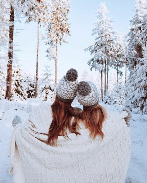 Sister Winter Photoshoot, Best Friend Winter Photoshoot, Winter Photoshoot Ideas, Winter Photo Shoot, Besties Pictures, Snow Photos, Snow Photoshoot, Sisters Photoshoot Poses, Photos Bff