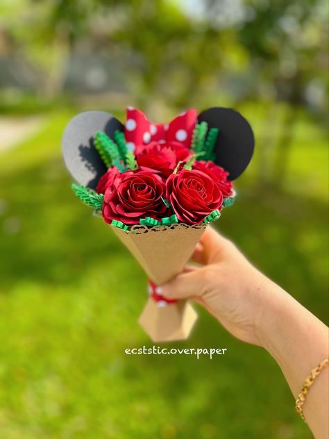 Added cute props - Minnie Mouse ears and her damous polka dots bow. Mini Ramos, Ramo Ideas, Minnie Mouse Gifts, Small Roses, Quilling Craft, Roses Bouquet, Paper Flower Bouquet, Minnie Mouse Ears, Minnie Mouse Birthday