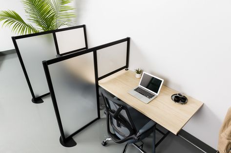 Want to create separation between you and a co-worker. The frosted glass divider will do the trick. https://joycecontract.com/office-furniture/divider/ Privacy Screen Outdoor Diy, Desk Divider, Desk Partitions, Privacy Screen Deck, Small Office Design Interior, Diy Privacy Screen, Office Dividers, Desk Dividers, Privacy Panels