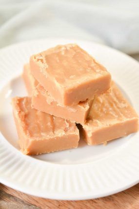 Pecan Pie Fudge, Peanut Butter Fudge Recipes Easy, Easy Peanut Butter Fudge, Brown Sugar Fudge, Best Fudge Recipe, Gingerbread Fudge, Butter Fudge Recipe, Holiday Candy Recipes, Peanut Butter Fudge Recipe