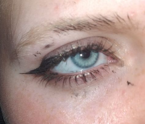 Blue eye with a thin but long black winged eyeliner. Mascara and a little bit of black eye liner Negative Eyeliner, Slept In Eyeliner, Negative Canthal Tilt, Negative Canthal Tilt Eyes, Negative Space Eyeshadow, Hypnotizing Eye Makeup, Blue Eye, Makeup Nails, Art Inspo