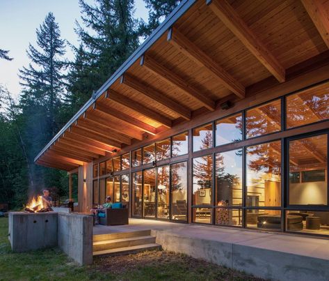 Glass Brightwood cabin opens to nature - Photo Gallery - OregonLive.com Tropical Building, Glass Cabins, Modern Glass House, Sloping Lot House Plan, Pitch Roof, Cabin Remodel, Glass Cabin, Contemporary Cabin, The Cascades